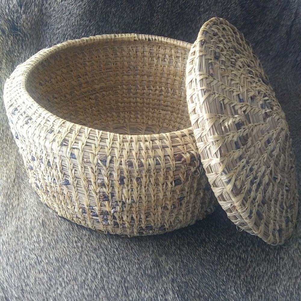 Vintage Hand Made Pine Needle Basket!